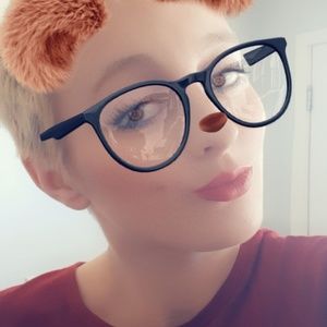 Meet your Posher, Caitlin